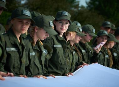 Стометровый флаг России развернули на Мамаевом кургане курсанты Центра «ВОИН»