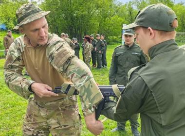 Директор камчатского филиала Центра «ВОИН» Александр Бурхавецкий провел мастер-класс по самообороне для курсантов смены