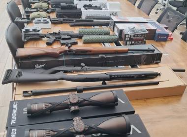 Центр «ВОИН» и Федерация боевого снайпинга России передали бойцам СВО современные винтовки