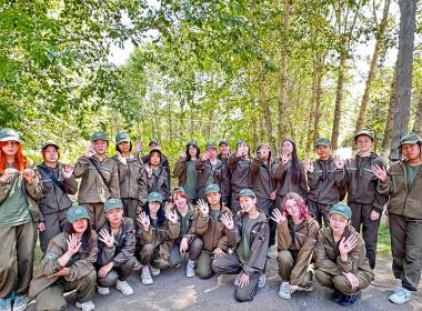 Курсанты Центра «ВОИН» сделали для бойцов СВО более тысячи браслетов жизни ко Дню государственного флага России