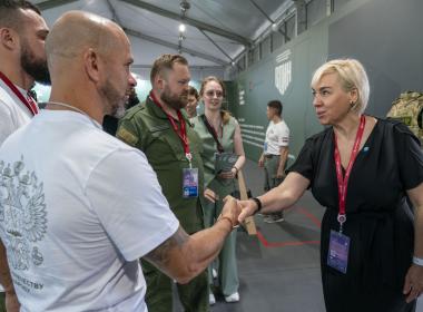 Заместитель руководителя Росреестра оценила стенд Центра «ВОИН» на ВЭФ-2025