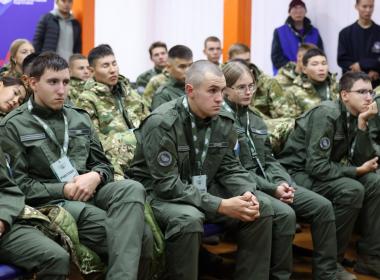 Участники финала соревнований «Путь ВОИНа» встретились с Героями России